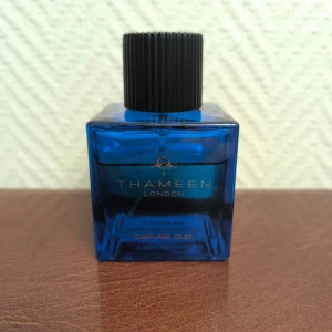Thameen – Carved Oud, Extrait de Parfum 100 ml - Exklusiv Extrait de Parfum från Thameen London. Flaskan rymmer 100 ml och är tillverkad i Storbritannien. Se bild för mängd kvar. Flaskan har en del smårepor, inget allvarligt men ska ändå påpekas.