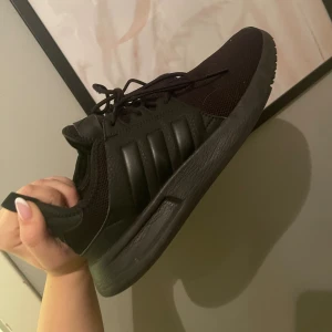 Nike skor - Svarta Nike skor som är super sköna. De är i storlek 38,5. Kan ta fler bilder om det önskas.