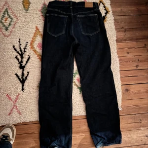 Weekday Galaxy Loose Straight Jeans W29 L32 – Mörkblå Denim - Snygga mörkblå jeans från Weekday i modellen Galaxy Loose Straight! Perfekt avslappnad passform som är supertrendig just nu. Inga hål, inga trasiga sömmar – alla knappar fungerar perfekt. Tvättade och redo att bäras! Frågor? Hör av dig!