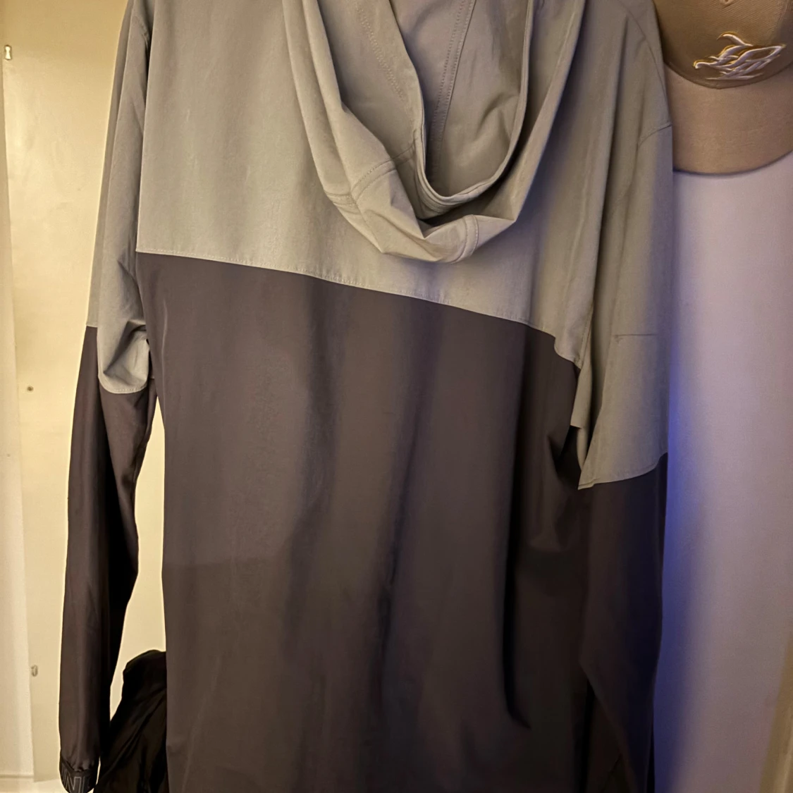 Grå och svart vindjacka Under Armour XL - 3