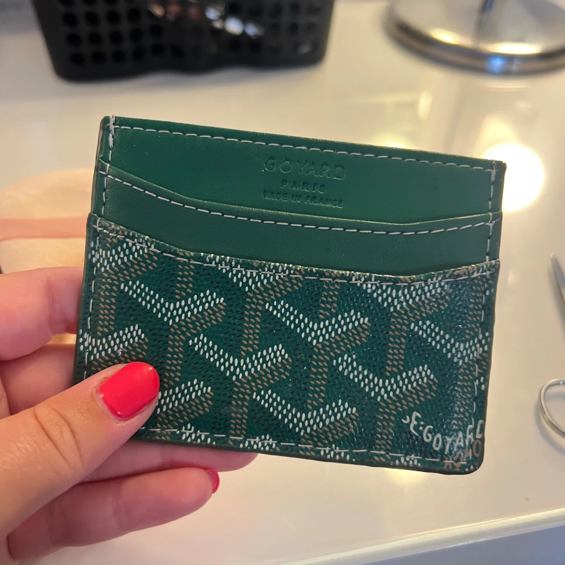 Grön plånbok med mönster