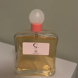 Parfym Si… - Parfym som heter Si… från sunset world. Söt och blommig doft likt Armani Si parfymen. Köptes förra året och är knappt använd🥰