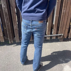 Levis Jeans - Hej, säljer nu snygga Levis Jeans storlek 33. Modellen är 184 och väger 72kg. Skriv om du har frågor!😃