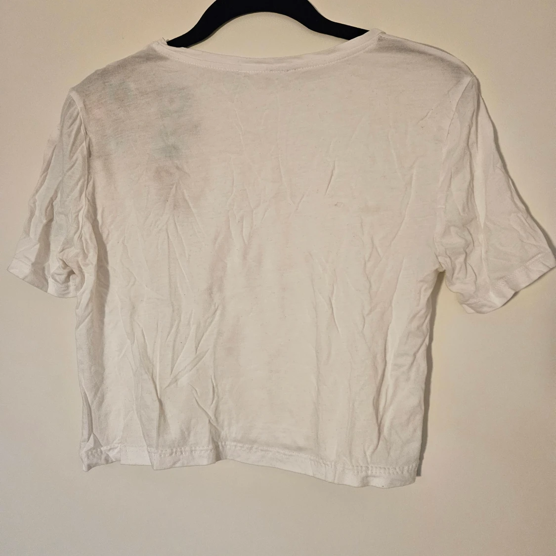 Vit topp med broderade blommor - 1