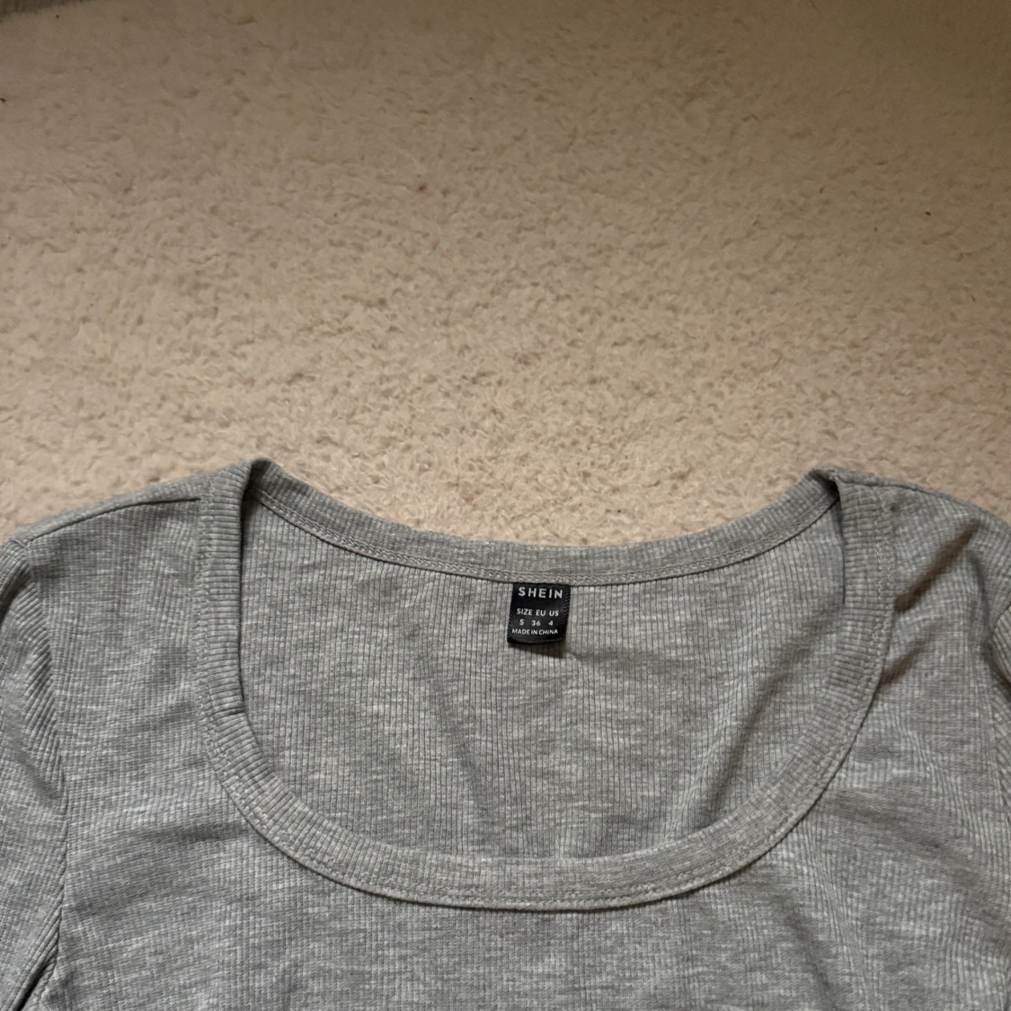 Grå croppad långärmad topp - 1