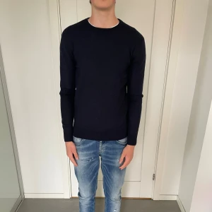 John Henric tröja  - Säljer nu denna mörkblåa John Henric tröja som är riktigt bra skick, skriv för fler bilder/frågor🙌🏼