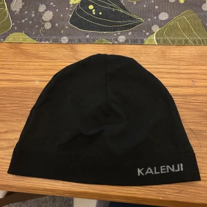 Kalenji Mössa - Säljer en svart äkta Kalenji mössa, väldigt sällsynt att få tag på. 