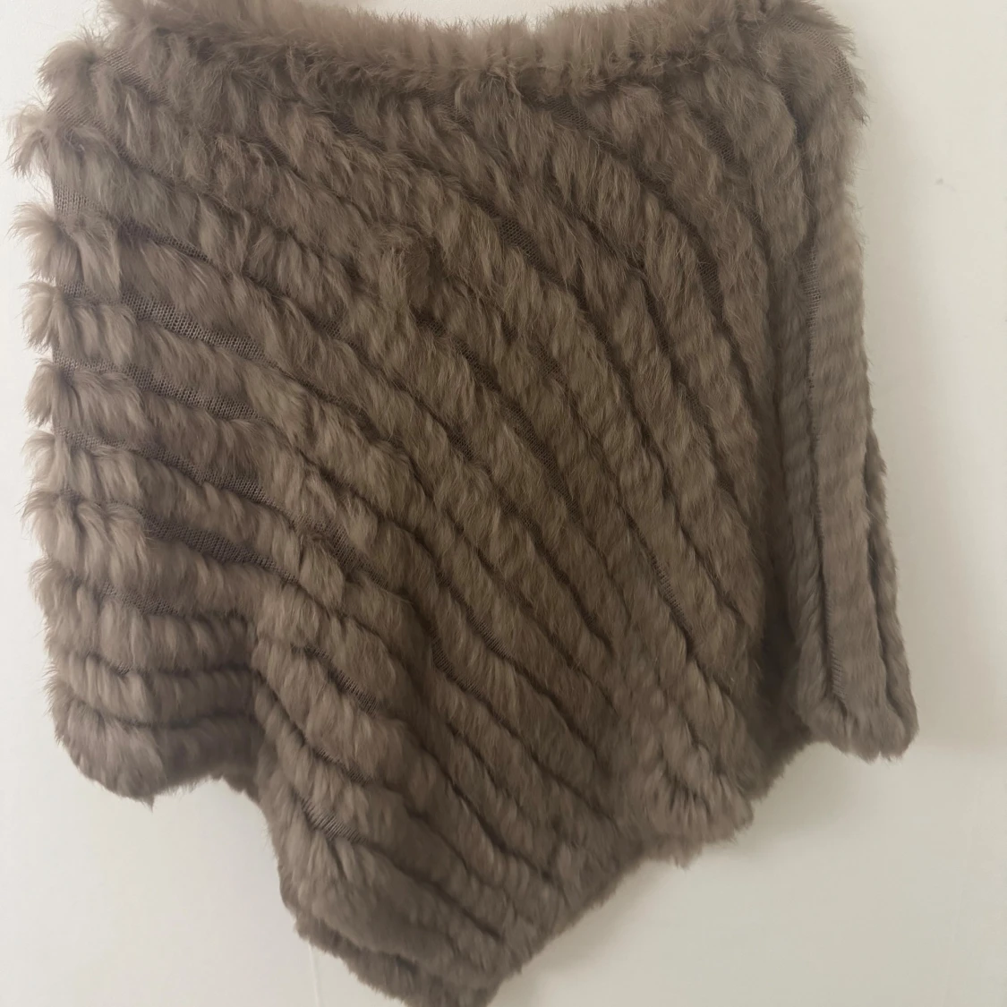 Brun pälsponcho med struktur - 1