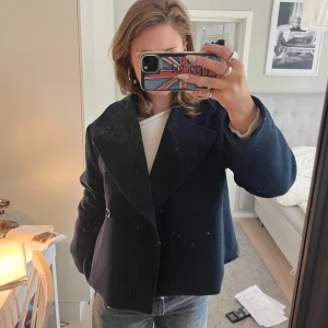 Mörkblå höstkappa - Jättefin och varm kappa från Carin Wester. Nypris 1499💕