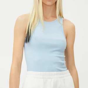 Weekday topp - Sött babyblått linne från Weekday 🩵Storlek L. Lite croppat ❄️Säljer billigt då det är använt och kan ha blivit lite lite blekt under ärmarna. Dock inga fläckar eller hål och är väldigt fräscht! 🌝Kan användas till träning eller hemma-mys om man vill 🩵💙