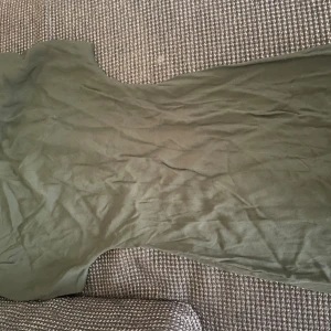 Armegrön klänning från Zara S - Använt bara en gång. Dragkedjan är lite konstigt att ta på sig men det går att fixa