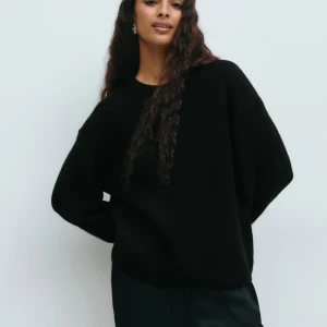 Svart stickad tröja med loose fit - En populär svart stickad tröja med rund hals och lång ärm. Modellen är loose fit och har en enkel, clean look. Säljer för den inte kommer till användning och har många stickade tröjor, använd få antal gånger. Inga defekter, hör av er om ni vill ha bilder! 400kr ny