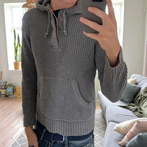 Stickad hoodie  - Trendig och skön. Storlek L men skulle säga att den passar M, Inga defekter mycket bra skick vid fundering ✌️😊
