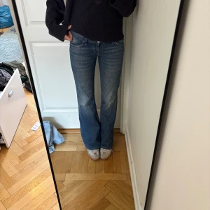 weekday blå jeans bootcut - lågmidjade jeans i nyskick från weekday. 