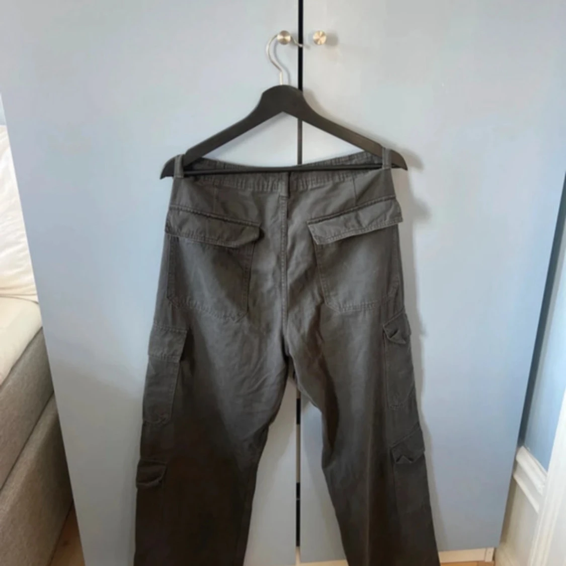 Gråa cargo byxor Zara - 4