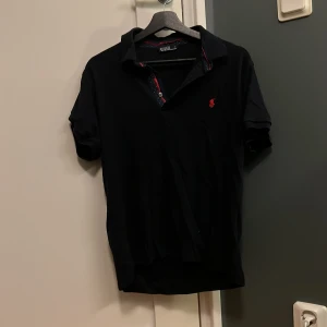Piké från Polo RL - En jättefin piké från Polo Ralph Lauren. Marinblå med ett litet märke på vänster bröst. Jättebra skick med inga defekter. Använd endast bara någon gång. L men sitter mer som M