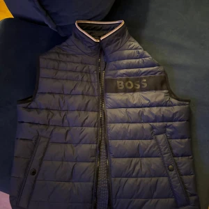Boss väst - Helt ny och ej använd Boss väst. Köpt för 2 tusen i Boss i Barkarby. Den är mörkblå. Den passar folk med M och L.