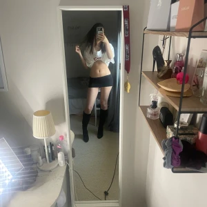 Svara botts  - Säljer ett par svarta botts som är andvända endast än gång och säljer dom för att jag inte har andvänding av dom. Dom är i ett fina skick och är perfeckta för en ute kväll, konstanta för fler bilder eller frågor ❤️