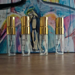 Phlur spiltpaket - 3 stycken 3 ml glasdekanter med Phlur bodymist. Välj bland dofterna Heavy cream,Caramel skin, Vanilla nectar och Mango mood