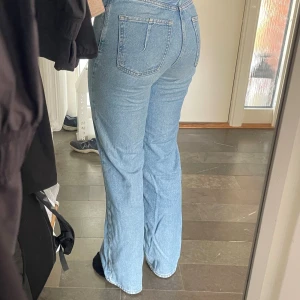 Jeans Zara - Blå raka jeans från Zara i storlek 36. Långa i benen. 