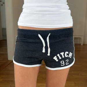 Abercrombie & fitch lågmidjade shorts  - Ett par lågmidjade shorts från Abercrombie & fitch i storlek M. Upplevs betydligt mindre i storlek. Rakt över midjemått: 31cm. Shortsen bedöms vara i fint skick. Jag skickar ditt köp inom 24h. Se liknande plagg i min profil!
