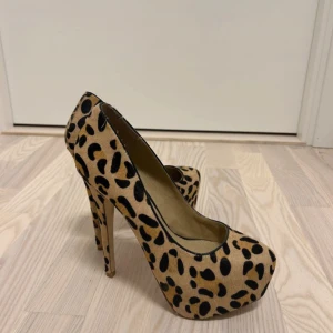 Steve Madden pumps med leopardmönster - Snygga pumps från Steve Madden i beige och svart leopardmönster. Skorna har hög klack och rund tå. De är i storlek 39 och endast använda en gång. 
