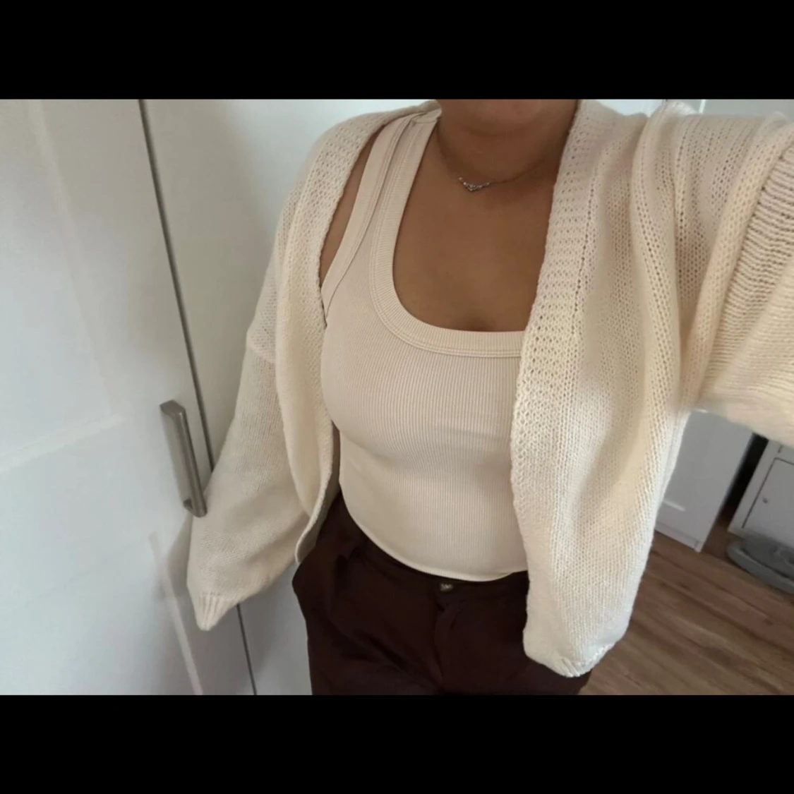 Krämvit stickad kofta