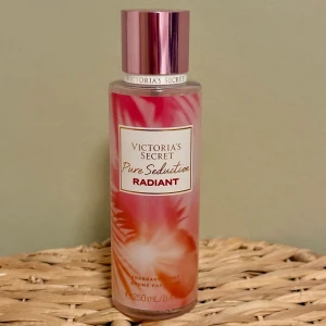 Victoria’s Secret Pure Seduction Radiant mist 250 ml 250ml - Victoria’s Secret Pure Seduction Radiant mist, 250 ml. Limited edition. Använd enligt bild. Givetvis förvarad mörkt och svalt.