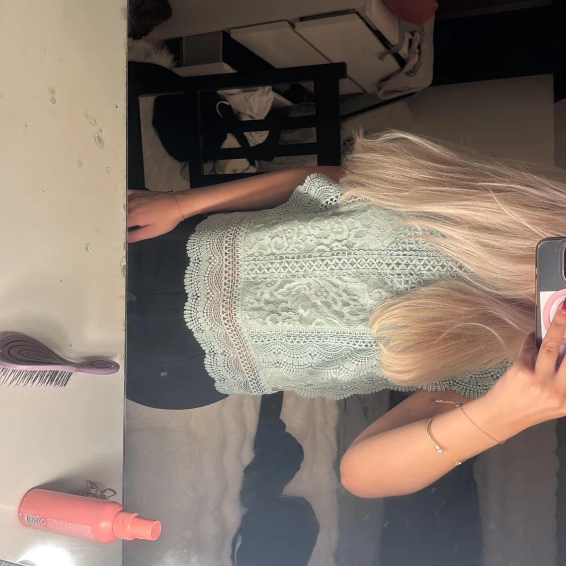 Mintgrön spetsblus med volangkant - 1