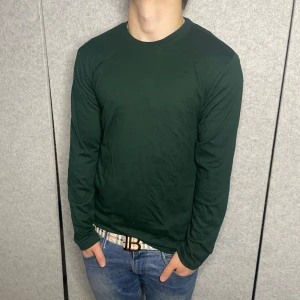 H&M Tröja - Riktigt skön mörkgrön H&M tröja | Strl: S | Skick: 9/10 (någon liten fläck) | Modellen är 175, väger 80 | Nypris: ca 500kr | Hör av er vid frågor och funderingar!