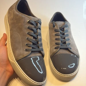 Lanvin Skor - | Lanvin Skor grå | Uk10 motsvarar 44 | Skick 9/10 använda fåtal ggr | Limiterat antal dustbags finns | Nypris 5299kr Mitt pris 2499kr