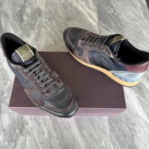 Valentino skor - Valentino skor - Skick: Grymt skick - Tillbehör: Valentino kort - Nypris: 6000kr - TrendWardrobe