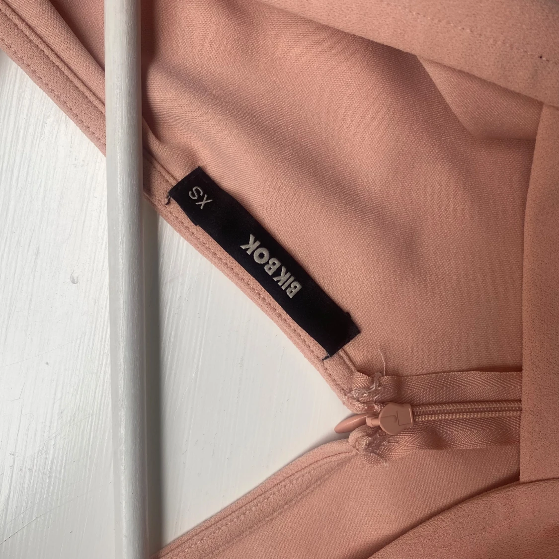 Ljusrosa tight klänning från Bik Bok - 2