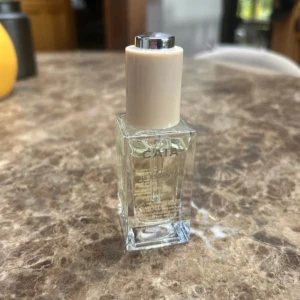 CAIA The Essential Face Oil - Säljer CAIA The Essential Face Oil i 30 ml. Endast provad, passade inte min hy. Nypris 325kr.