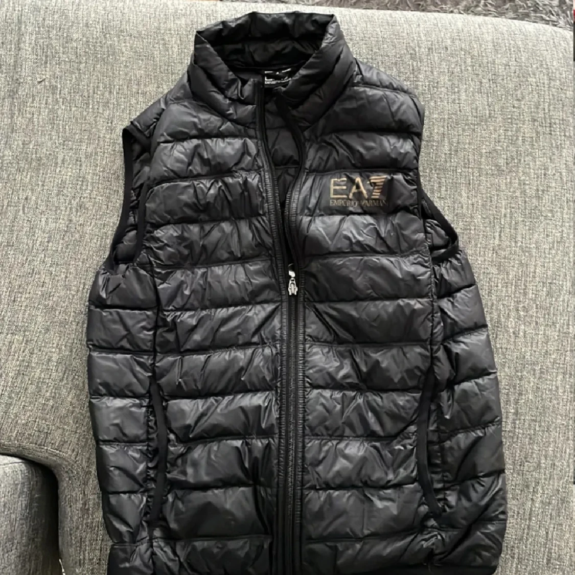Svart dunväst från Emporio Armani EA7