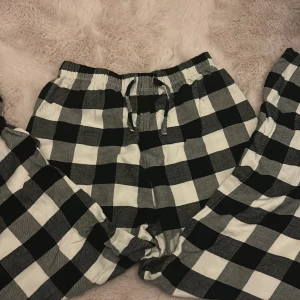 Rutiga mjukisbyxor från H&M med snörning - Bra skick o knappt använda köpte för 250 och säljer för 150❤️ pris kan diskuteras