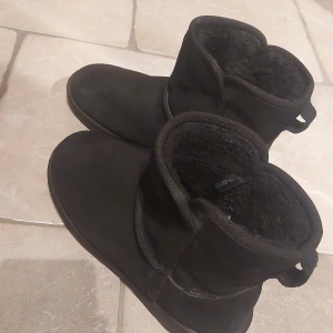 Svarta waterproof boots i mocka - Svarta boots i mocka med mjukt foder och vattentätt material. Skorna har platt sula och rund tå, perfekta för kalla dagar. Enkla att dra på med liten ögla bak. Snygga och praktiska för vintern.🎀🎀Nypris 500:- Jan 2025💖💖