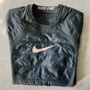 Runners vindtröja från Nike Pro - Windstopper med kompression från Nike PRO. Snygg grön i Small. 