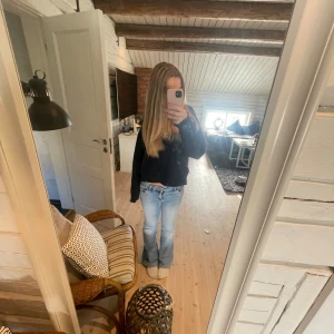 Ljusblå bootcut jeans - Säljer ett par ljusblå jeans med bootcut passform och låg midja. Jeansen har klassiska fem fickor. Perfekta för dig som vill ha en lite finare blus med ett par klassiska bootcut jeans.❤️❤️