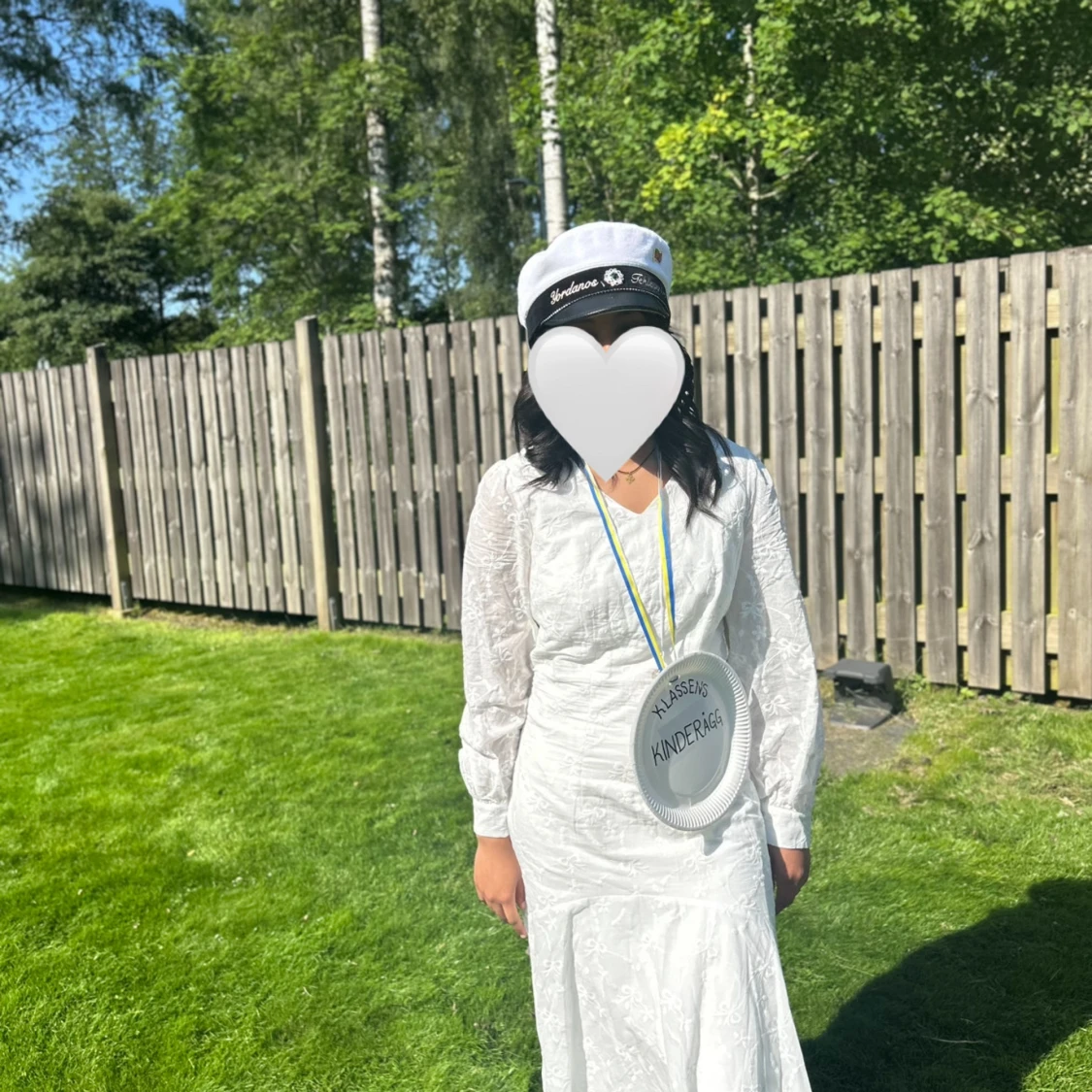 Vit långklänning med broderade detaljer