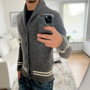 Hilfiger stickad cardigan  - As fet stickad cardigan från Hilfiger i toppskick, priset kan såklart diskuteras! 