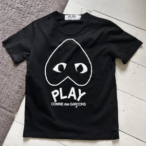 Svart CDG T-Shirt - En riktigt fet CDG tisha med ett riktigt snyggt tryck! | M men sitter som S! | Nypris: 1399kr | Helt ny, aldrig använd och en bit av prislappen är kvar. | Skriv vid minsta fundering, priset är ej hugget i sten! 