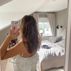 En volang topp Pris kan diskuteras - En nice volang topp som är töjbar och väldigt fin och kort. Jag säljer denna för att jag inte får användning av den.❤️