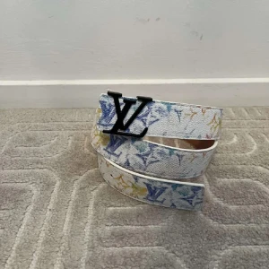 Lv bälte - Vit med mönster LV bälte ny i skick