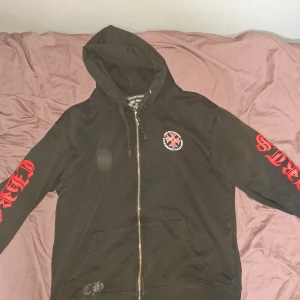 Chrome hearts Red Circle Zip Up Hoodie - I bra skick, lite använt, saknar tag.