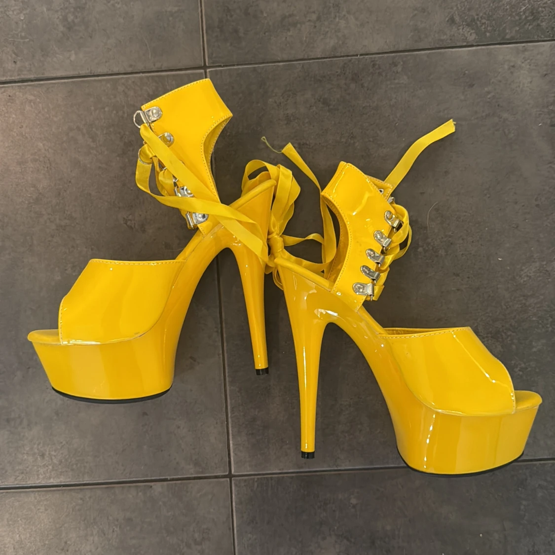 Gula platåsandaler 15cm klack med snörning - 3