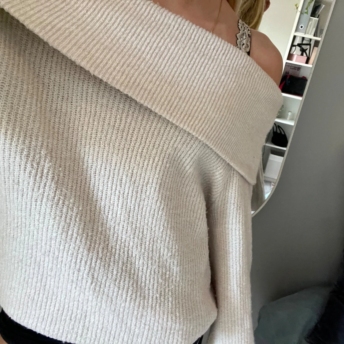 Beige offshoulder stickad tröja - 1