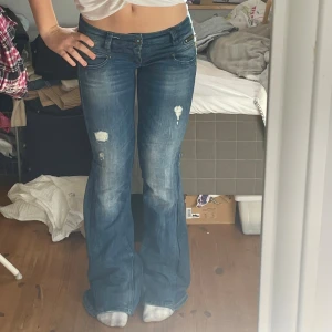 Mörkblå lågmidjade bootcut jeans - Säljer dessa så snygga lågmidjade jeans med slitningar på benen. Jeansen är omsydda till bootcut och i en mörkblå färg. Midjemåttet är 36 cm tvärs över midjan, innerbenslängd 84 cm. Kontakta mig privat vid frågor eller liknande💕💕