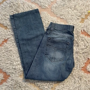 Blå tiger of sweden jeans - Blåa tiger of sweden jeans i storlek W30 L32 men omsydda så lite små!! Bra skick. Nypris 1499!!