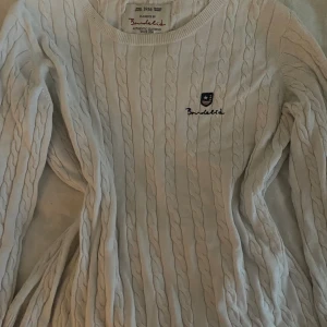 Vit kabelstickad tröja Bondelid L - Vit kabelstickad tröja från Bondelid i storlek L. Passar dock som en S❤️ kp för fler bilder❤️❤️